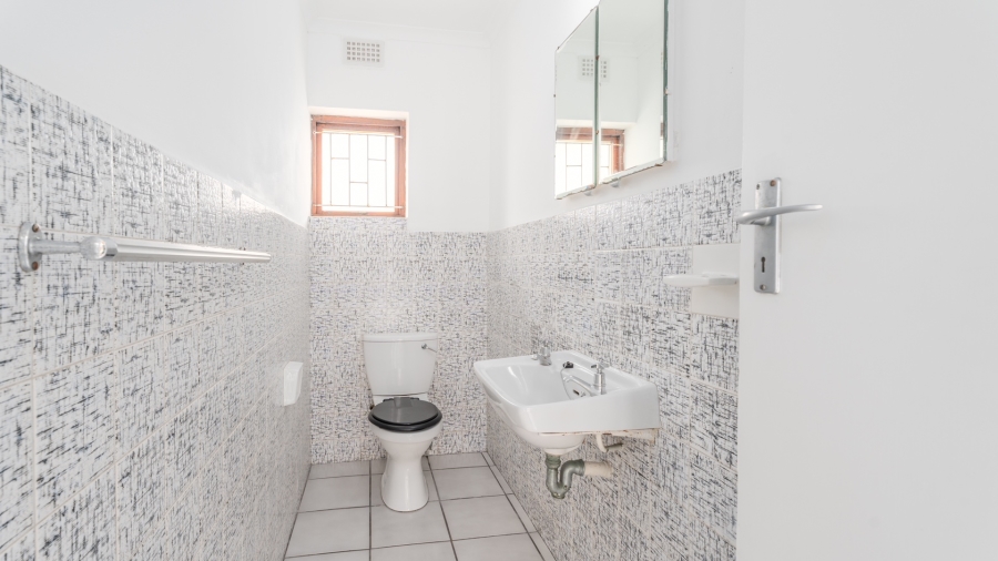 5 Bedroom Property for Sale in Zeekoevlei Western Cape